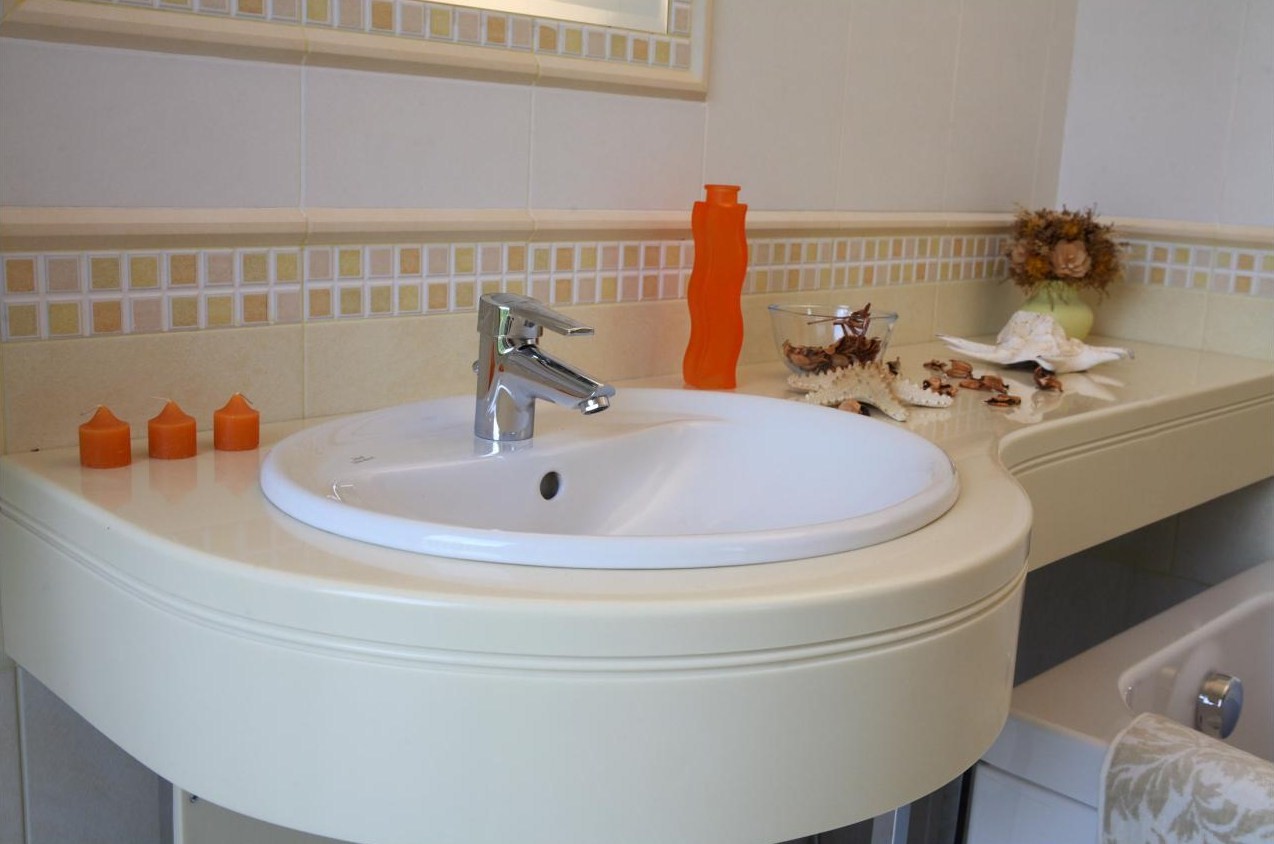 столешницы в ванную комнату из искусственного камня хай-макс